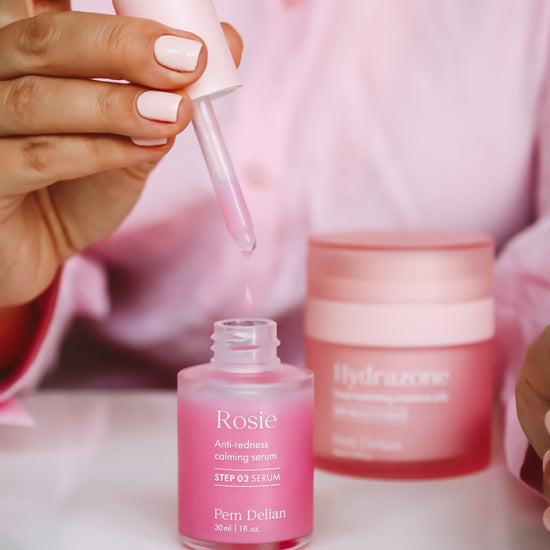 Pem Delian Rosie bőrpír elleni nyugtató szérumkoncentrátum kicseppen a tégelybe, Hydrazone gélkrém mögötte az asztalon