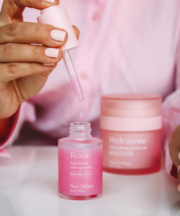 Pem Delian Rosie bőrpír elleni nyugtató szérumkoncentrátum kicseppen a tégelybe, Hydrazone gélkrém mögötte az asztalon