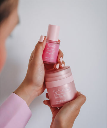 Pem Delian Rosie bőrpír elleni nyugtató szérum és Hydrazone hidratáló gélkrém a modell kezében