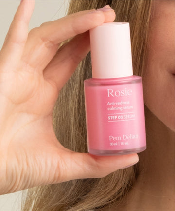 Pem Delian Rosie bőrpír elleni nyugtató szérumkoncentrátum modell kezében