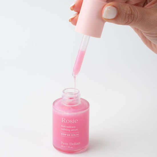 Pem Delian Rosie bőrpír elleni nyugtató szérum textúrája folyik a pipettából.