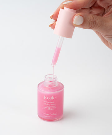 Pem Delian Rosie bőrpír elleni nyugtató szérum textúrája folyik a pipettából.