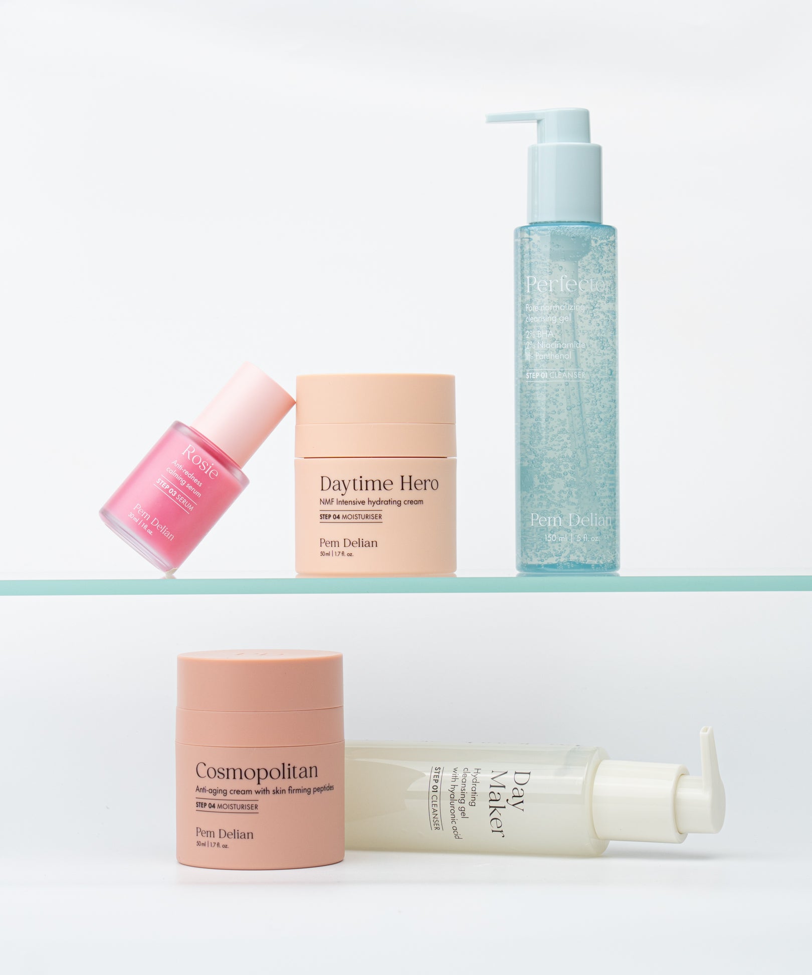 Pem Delian Rosie bőrpír elleni nyugtató szérum üvegpolcon, mellette Daytime Hero, Perfector, alatta Cosmopolitan, Day Maker
