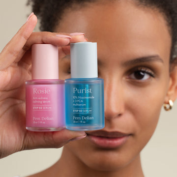 Pem Delian Rosie rózsaszínű bőrpír elleni nyugtató szérumkoncentrátum, kék színű Purist Niacinamide + PCA multiszérum modell kezében