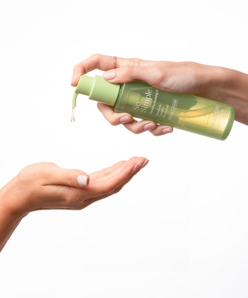 A Pem Delian So Simple olajos arctisztítót az egyik kéz a másikba pumpálja, lecseppen a textúra