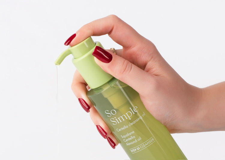 Pem Delian So Simple olajos lemosó textúráját mutatja a modell punpálás közben