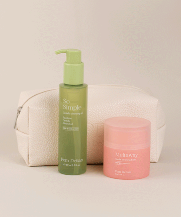 A Pem Delian So Simple olajos arctisztító mellett a Meltaway olajos lemosó, mögöttük egy bézs neszesszer