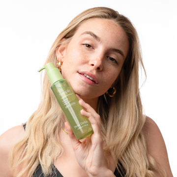 A Pem Delian So Simple olajos arctisztítót a modell az ála alá emeli