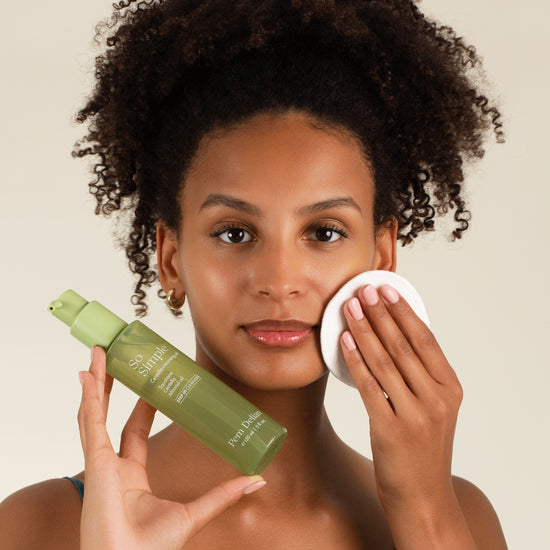 Pem Delian So Simple olajszérum, modell kezében, vattapamaccsal aplikálva