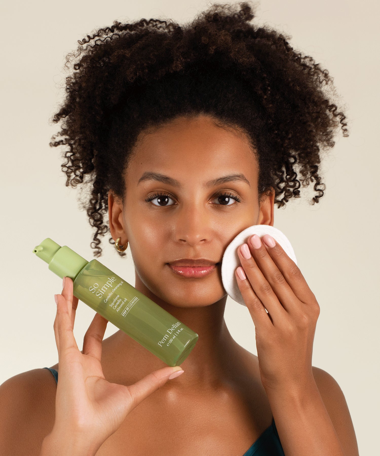 Pem Delian So Simple olajszérum, modell kezében, vattapamaccsal aplikálva