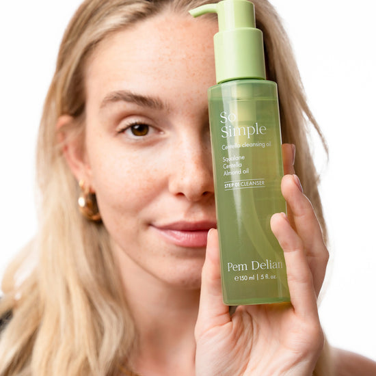 A Pem Delian So Simple olajos arctisztító Centella Asiatica kivonattal a modell szeme előtt tartva
