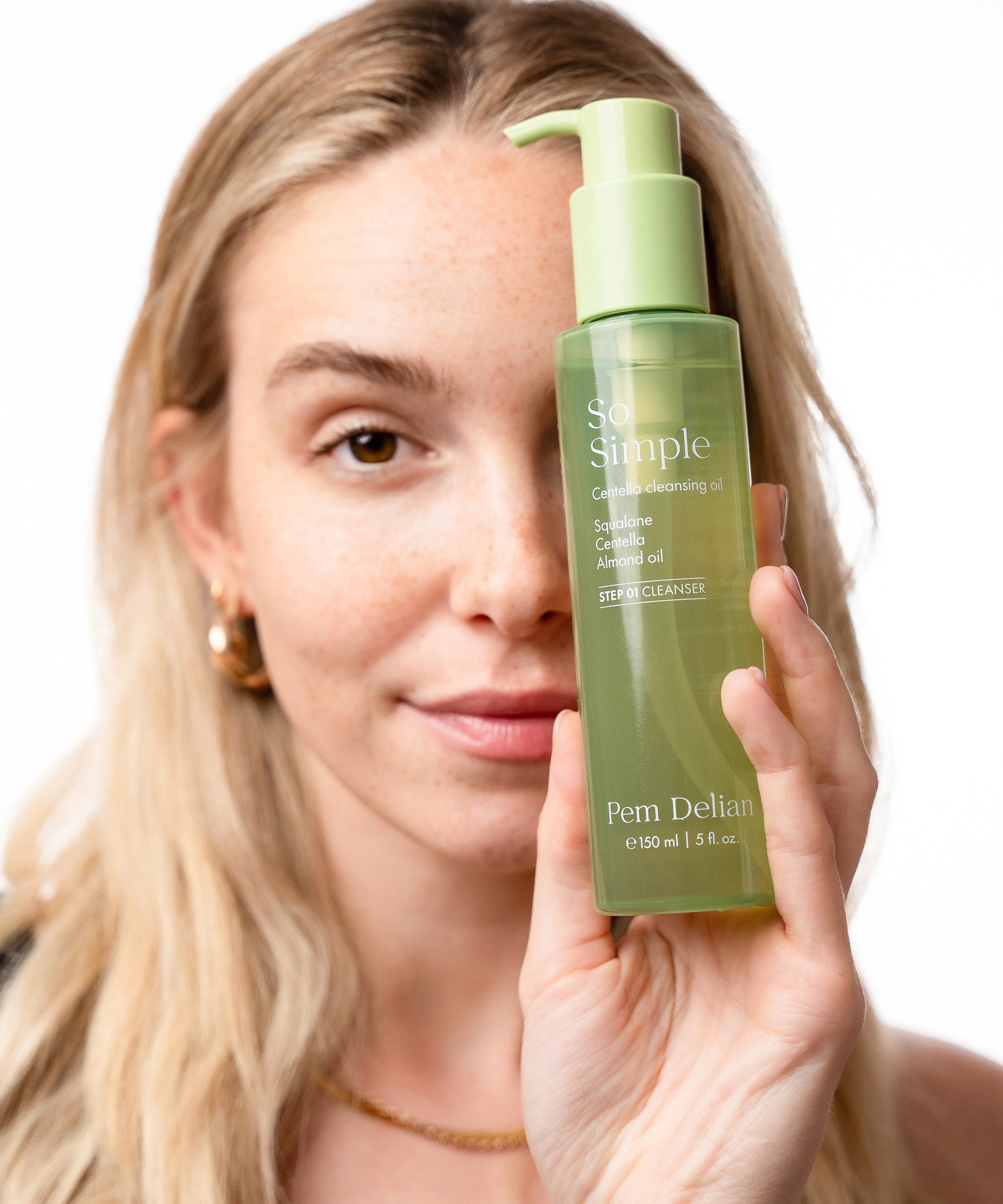 A Pem Delian So Simple olajos arctisztító Centella Asiatica kivonattal a modell szeme előtt tartva