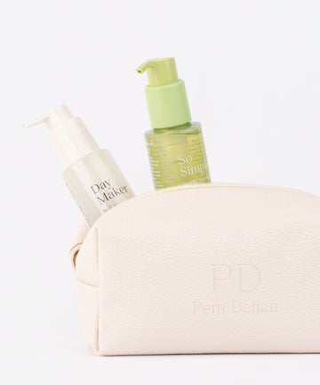 Pem Delian So Simple olajos arctisztító egy bézs neszesszerben, mellette a vízbázis Day Maker arctisztító