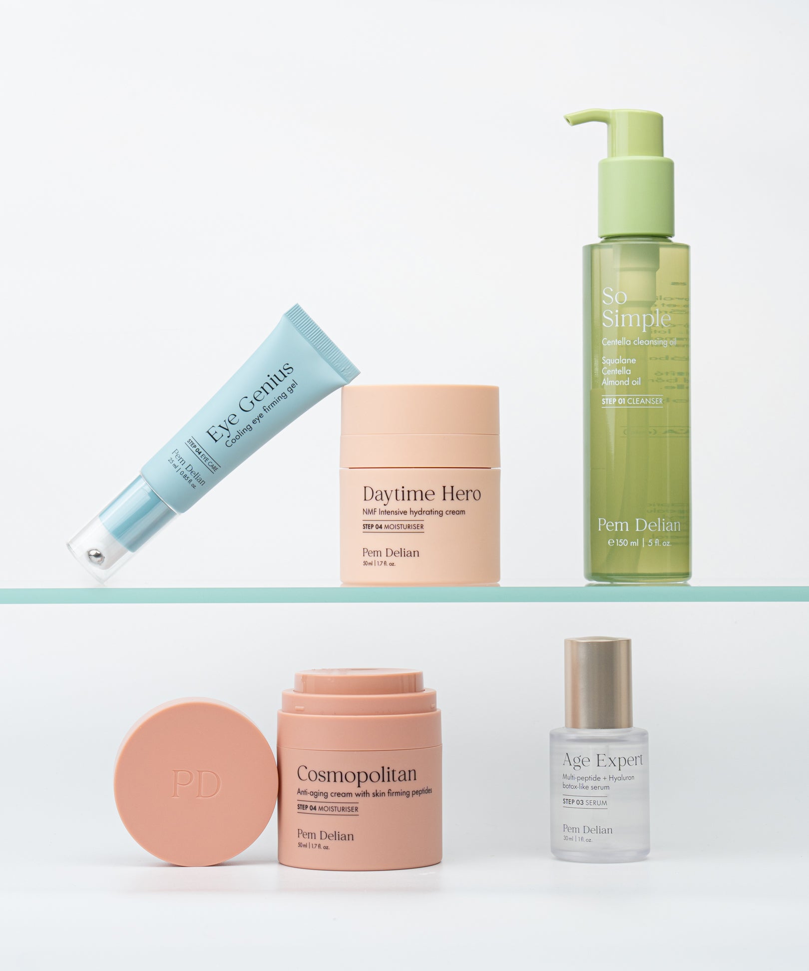 A Pem Delian So Simple olajos arctisztító üveg polcon, mellette szemránckrém, hidratálók és szérum