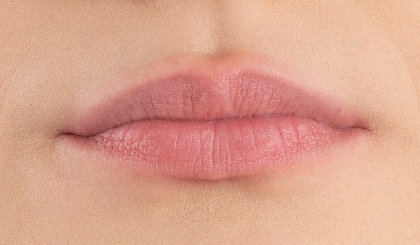 Pem Delian modell szája ajakápoló nélkül