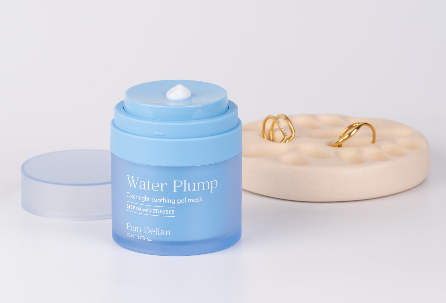 Pem Delian Water Plump éjszakai bőrselymesítő gélmaszk, mögötte gyűrűk ékszertartón