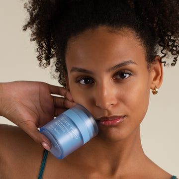 Pem Delian kék Water Plump éjszakai  gélmaszk barna modell kezébe az arca mellett