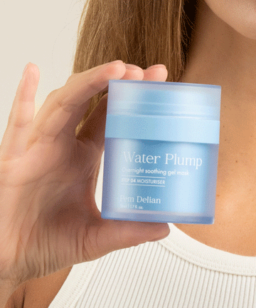 Pem Delian Water Plump éjszakai bőrselymesítő gélmaszk modell kezében