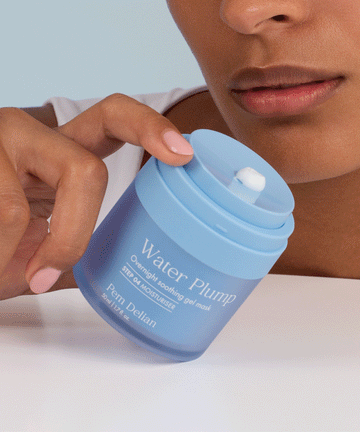 Pem Delian kék színű Water Plump kollagénnel dúsított gélmaszk modell kezében 