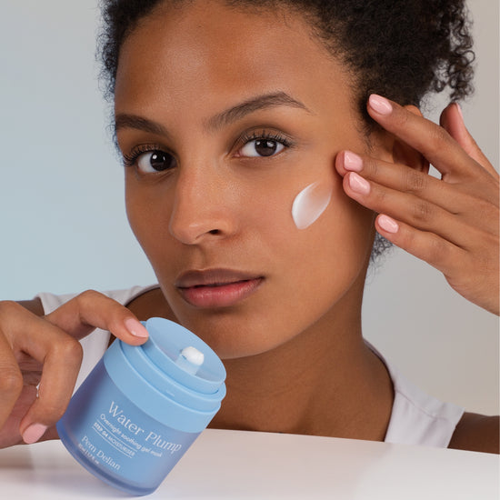 Pem Delian Water Plump éjszakai bőrselymesítő gélmaszk peptiddel barna modell arcán kikenve, kezében tégely