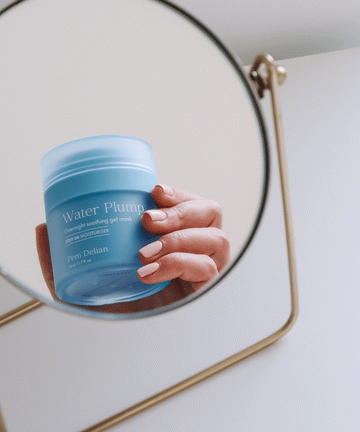 Pem Delian Water Plump kollagénnel dúsított gélmaszk tükörben kézben tartva