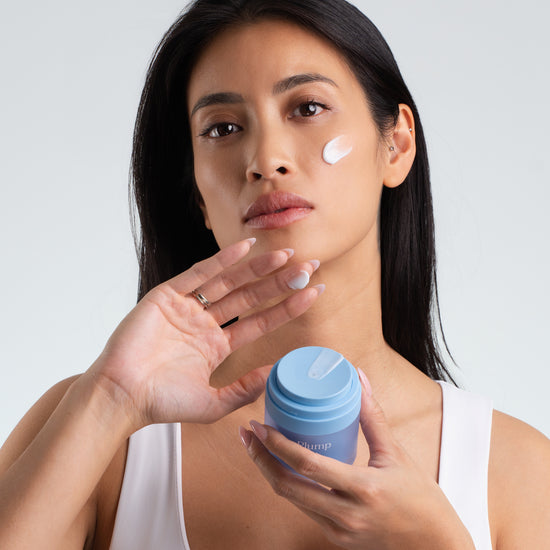 Pem Delian Water Plump modell kezében tartja, textúra az arcon